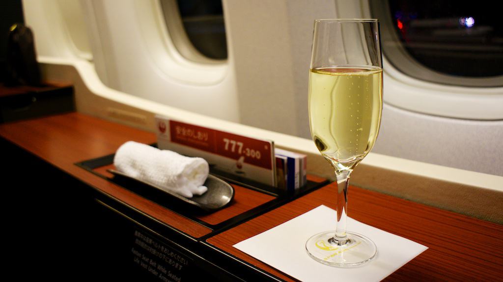 飛機誤點遲遲未飛，空服員只好不斷的上香檳和 oshibori