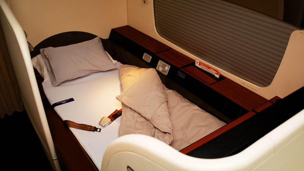 日本航空777-300ER全新頭等艙套房。完全平躺的椅子加上床墊及羽絨被,是一張在兩千英呎高空的床。