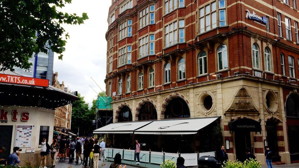 一晚動輒 10,000台幣起跳的 Radisson Blu Edwardian Hampshire,就位在倫敦戲院區精華地段,旁顛就是 TKTS。透過點數加上聯名卡一晚僅需約 3000 台幣。