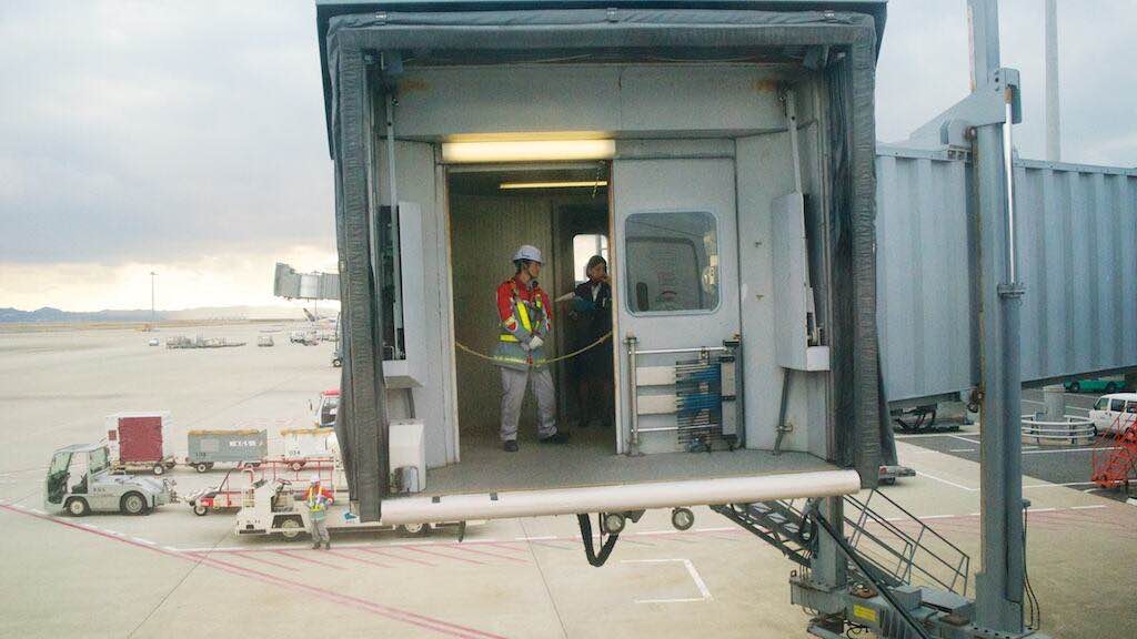 大阪關西機場的地勤準備連接空橋