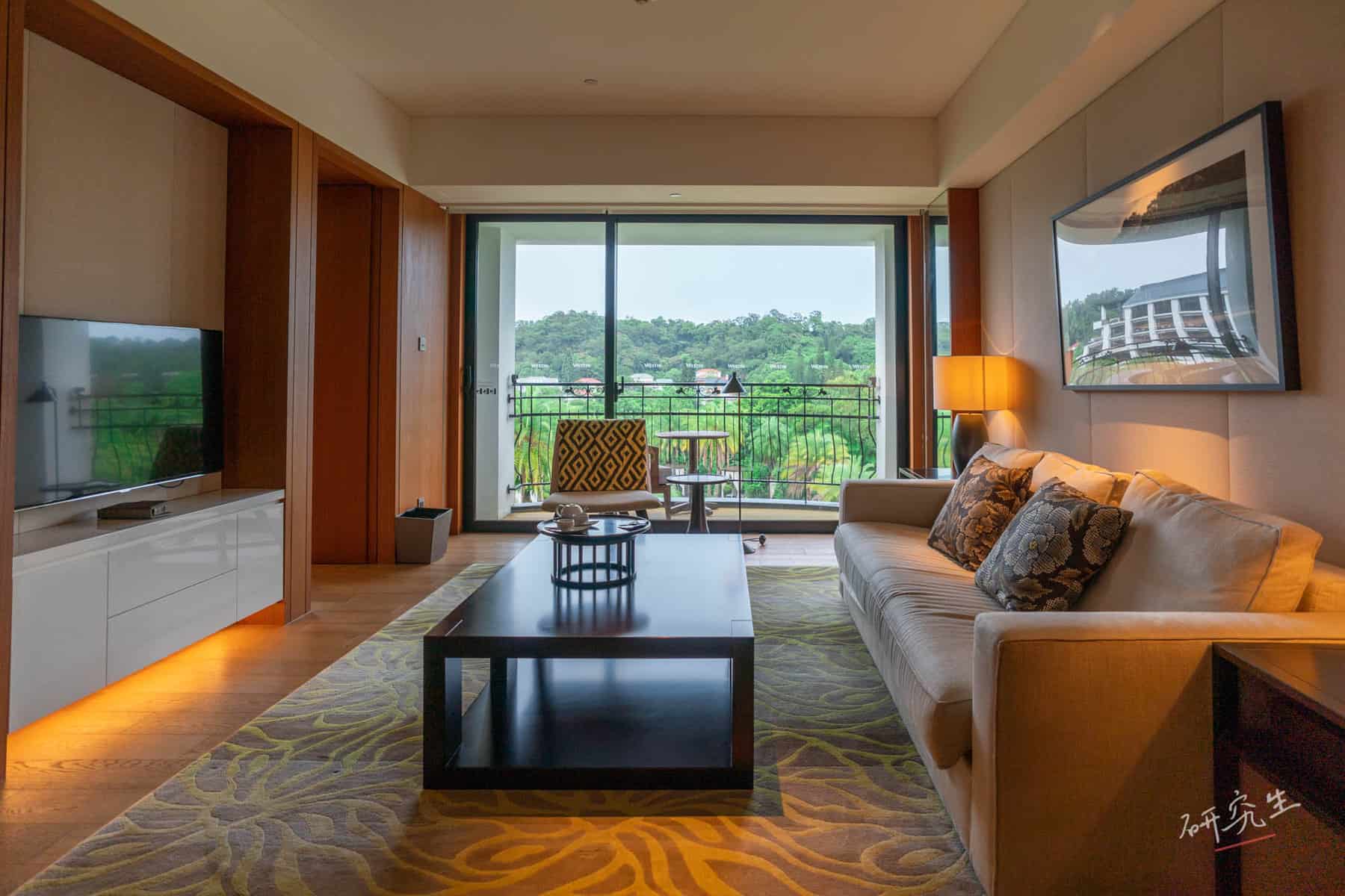 客廳旁邊的落地窗外，也是綠油油的園景｜大溪威斯汀 (Westin Tashee)