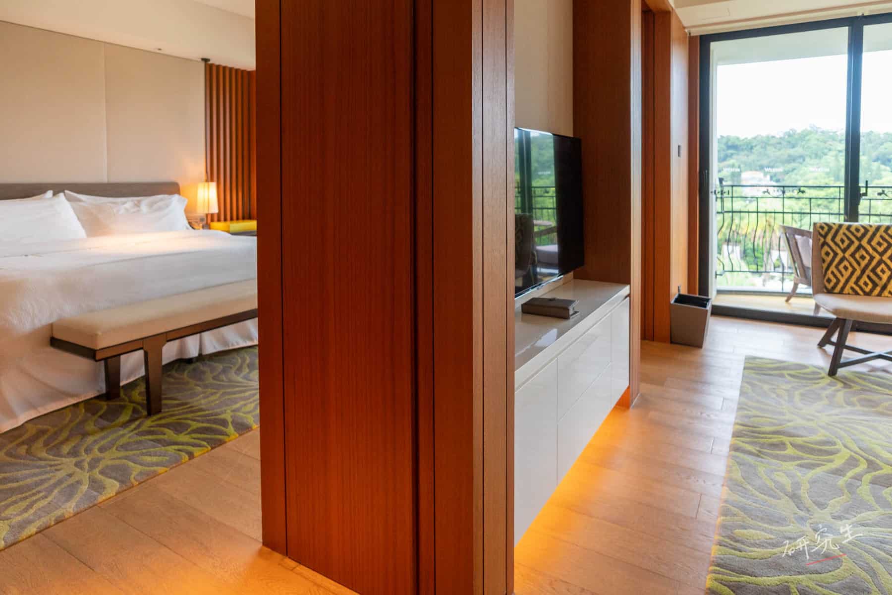 一半客廳，一半客房，中間有拉門可以關上｜大溪威斯汀 (Westin Tashee)
