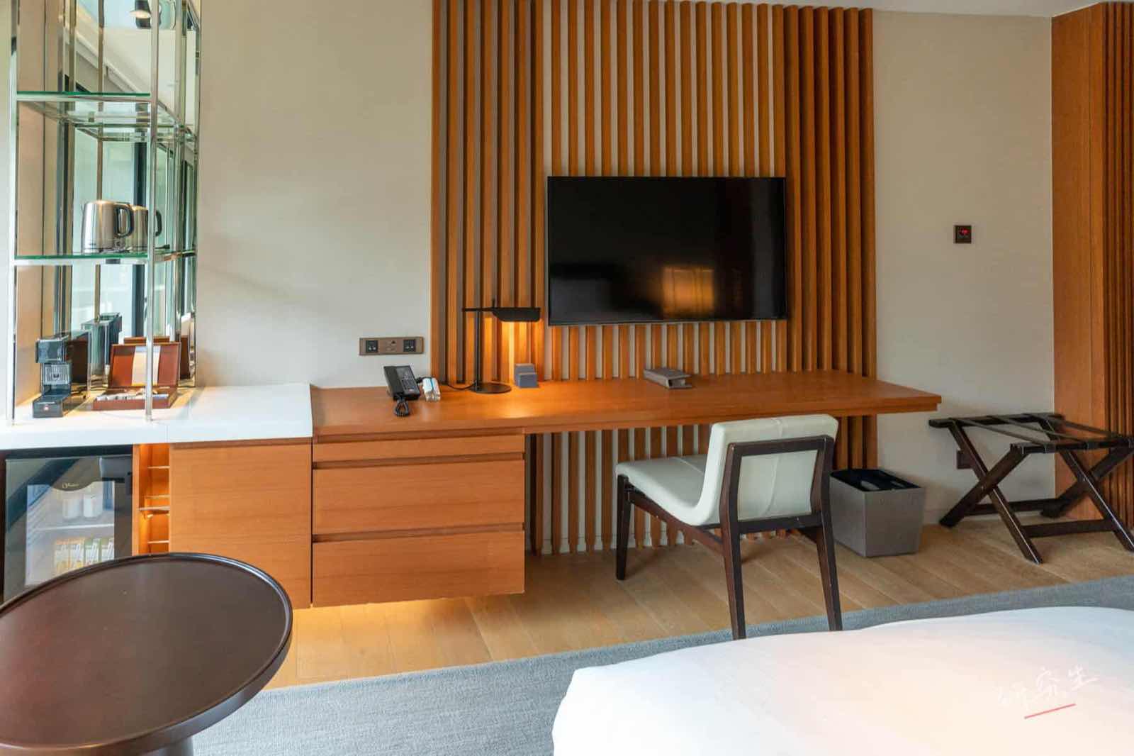 辦公區域直接在電視下面，可以一邊 Staycation 一邊看電視｜大溪威斯汀 (Westin Tashee)