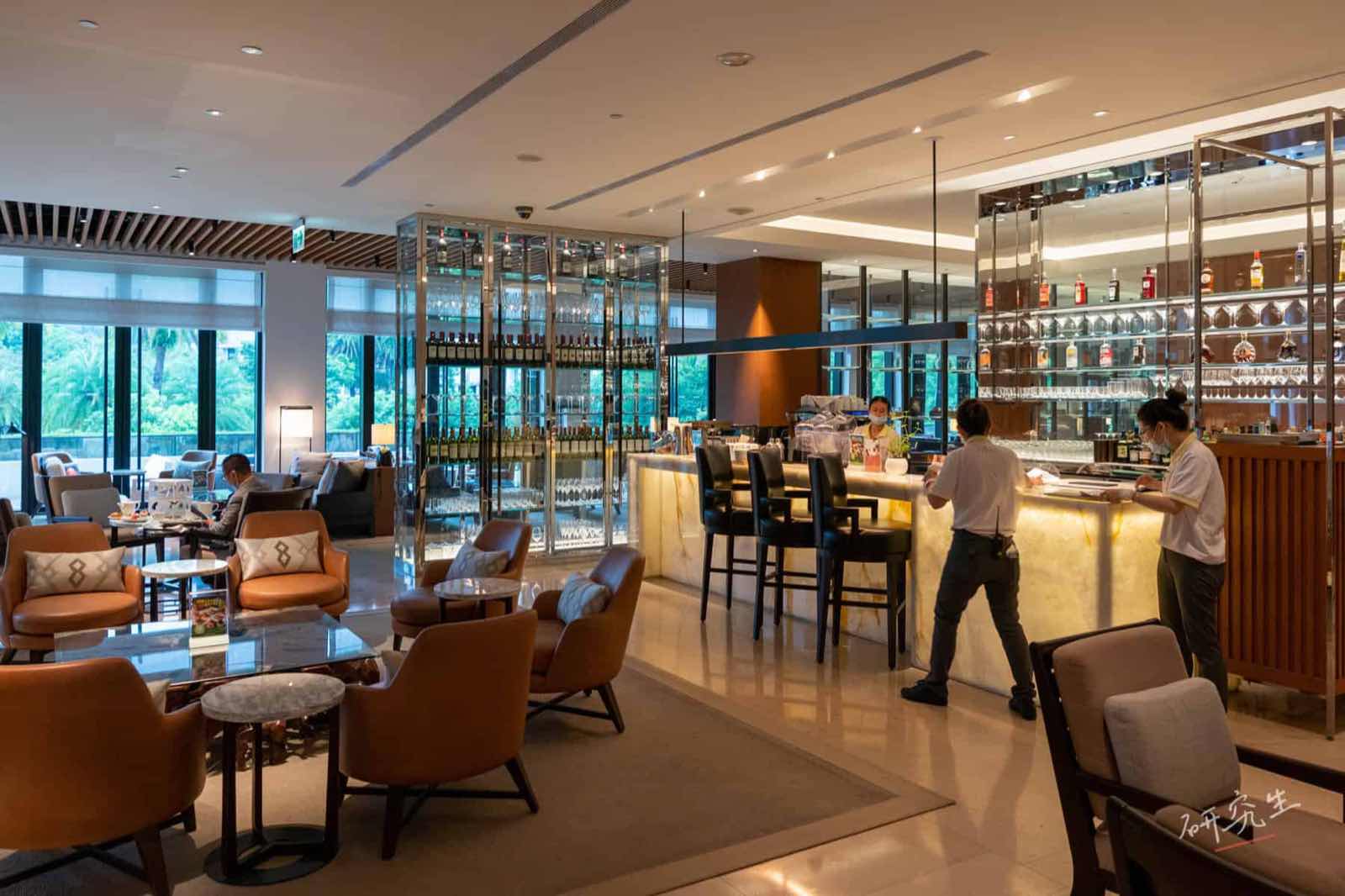 大廳的吧台，放了很多的酒｜大溪威斯汀 (Westin Tashee)