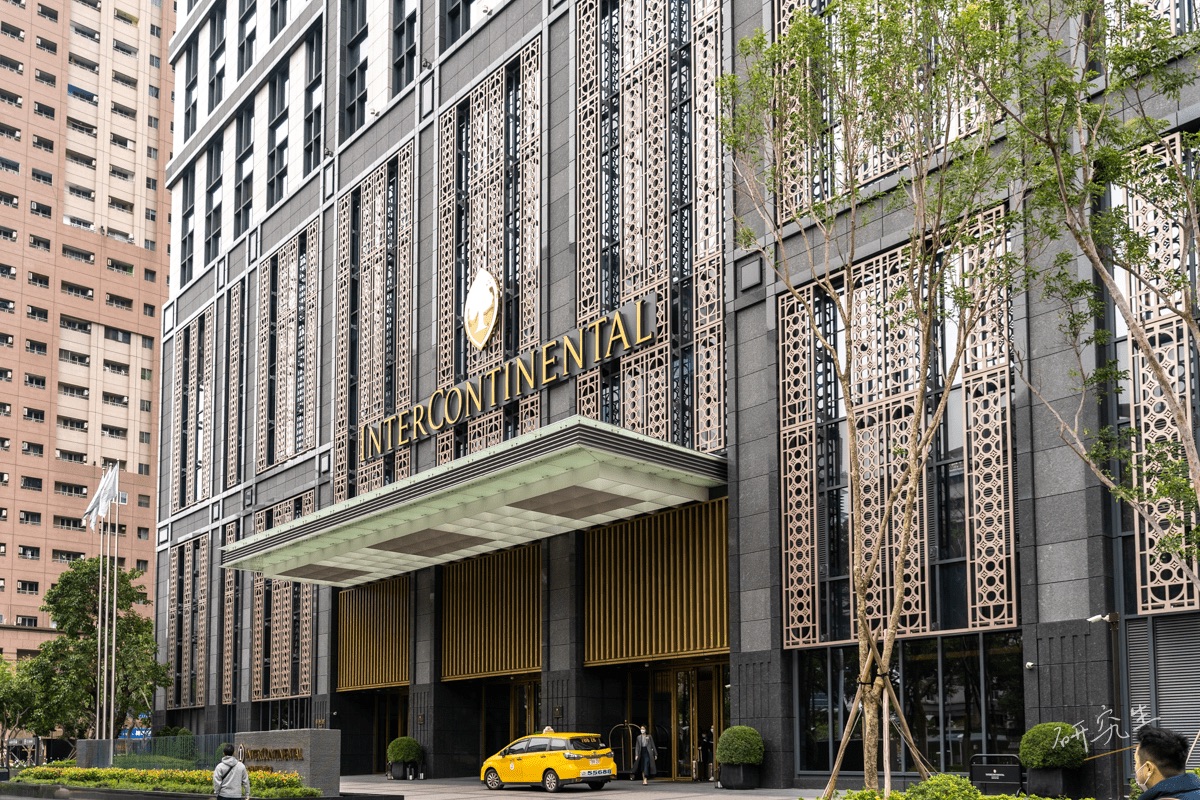 高雄洲際酒店的正門。台灣現在有三間洲際，另外兩間在台中與金山，洲際大使的週末免費夜要用，就靠這三間。