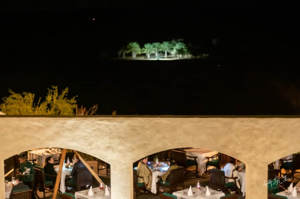 一邊用餐，可以一邊遠眺綠洲/ Al Maha 沙漠羚羊飯店